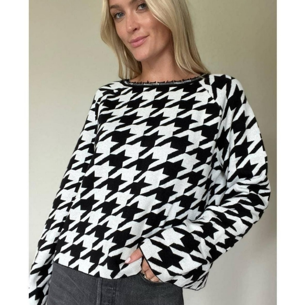 Black & White Houndstooth Long Sleeve Top